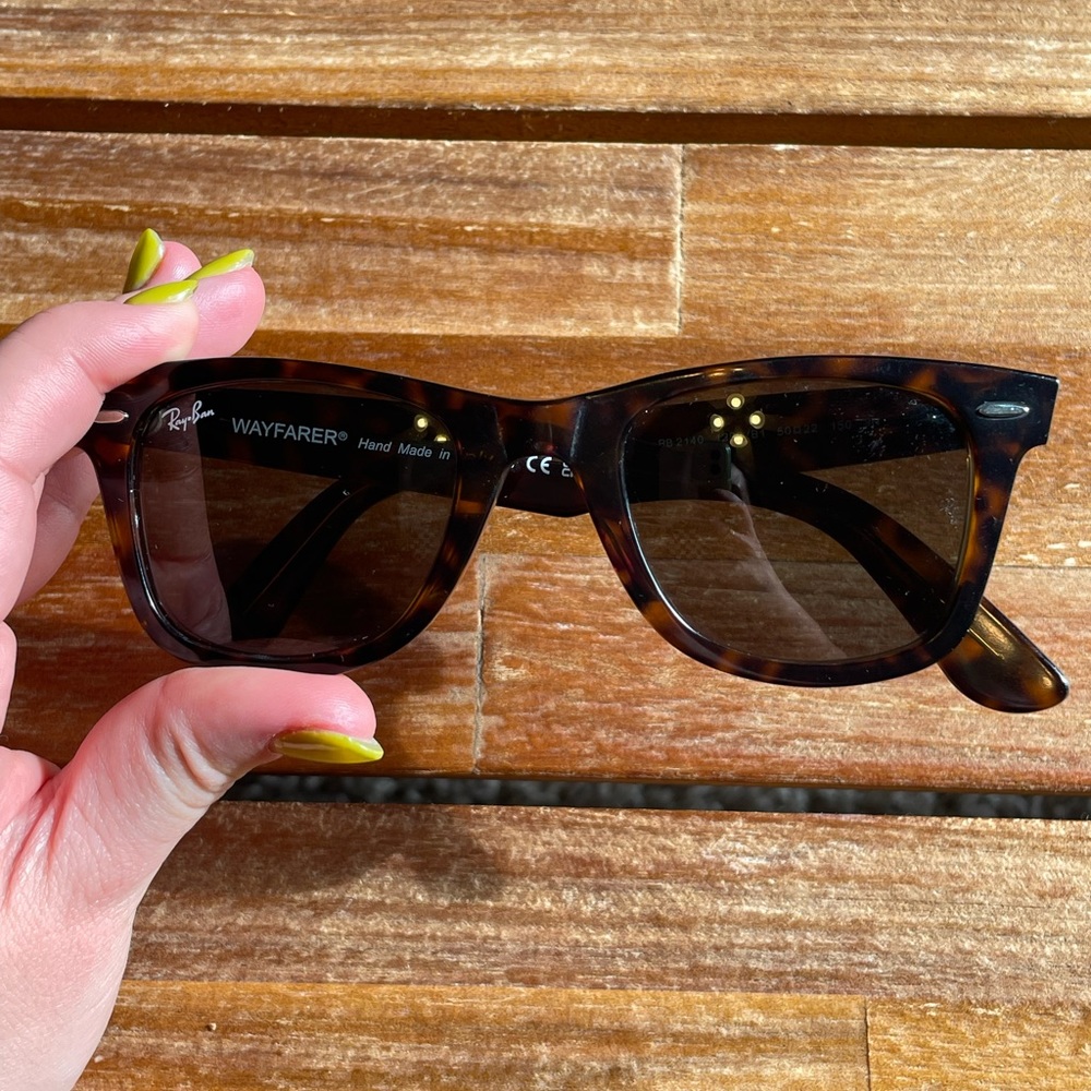 Ray-Ban sunglasses original Wayfarer  frame, polished tortoise